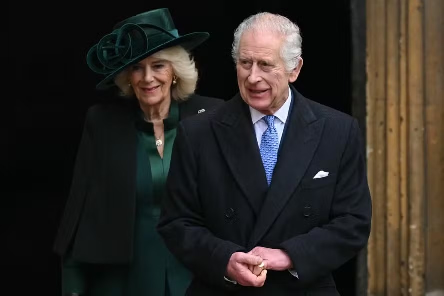 Ao lado da consorte Camilla Parker-Bowles, Rei Charles III compareceu a uma missa, no feriado de Páscoa, na Capela de São Jorge, no Castelo de Windsor 