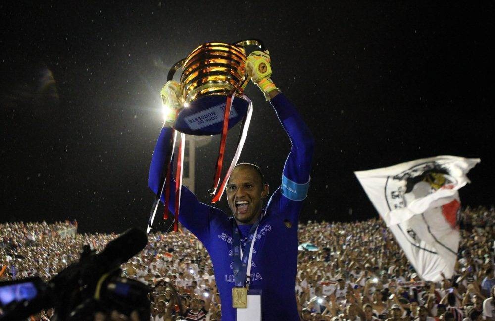 Santa Cruz conquistou a Copa do Nordeste em 2016. Na foto, o goleiro Tiago Cardoso ergue a "orelhuda"