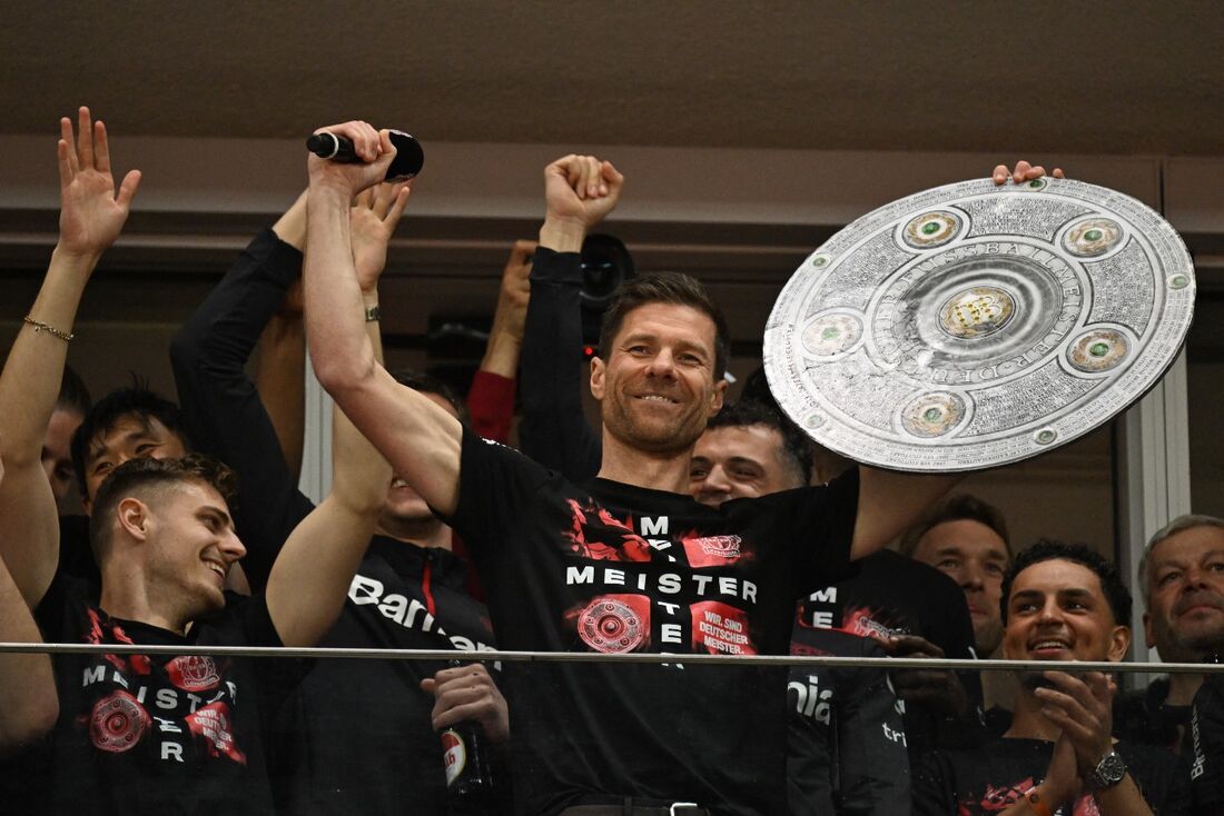 Xabi Alonso com o troféu de campeão alemão