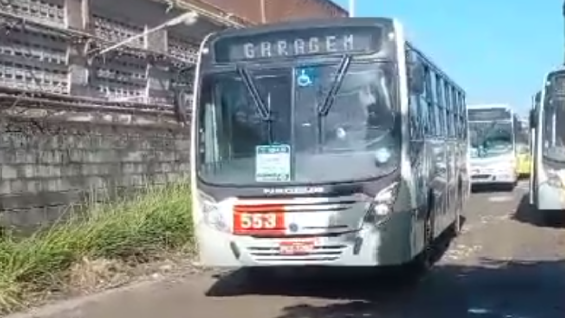 Ônibus deixa garagem da empresa Borborema após fim do protesto dos rodivários