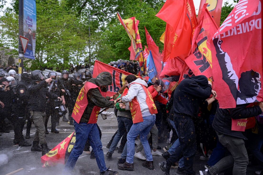 Polícia age com truculência em manifestação do 1° de Maio na Turquia