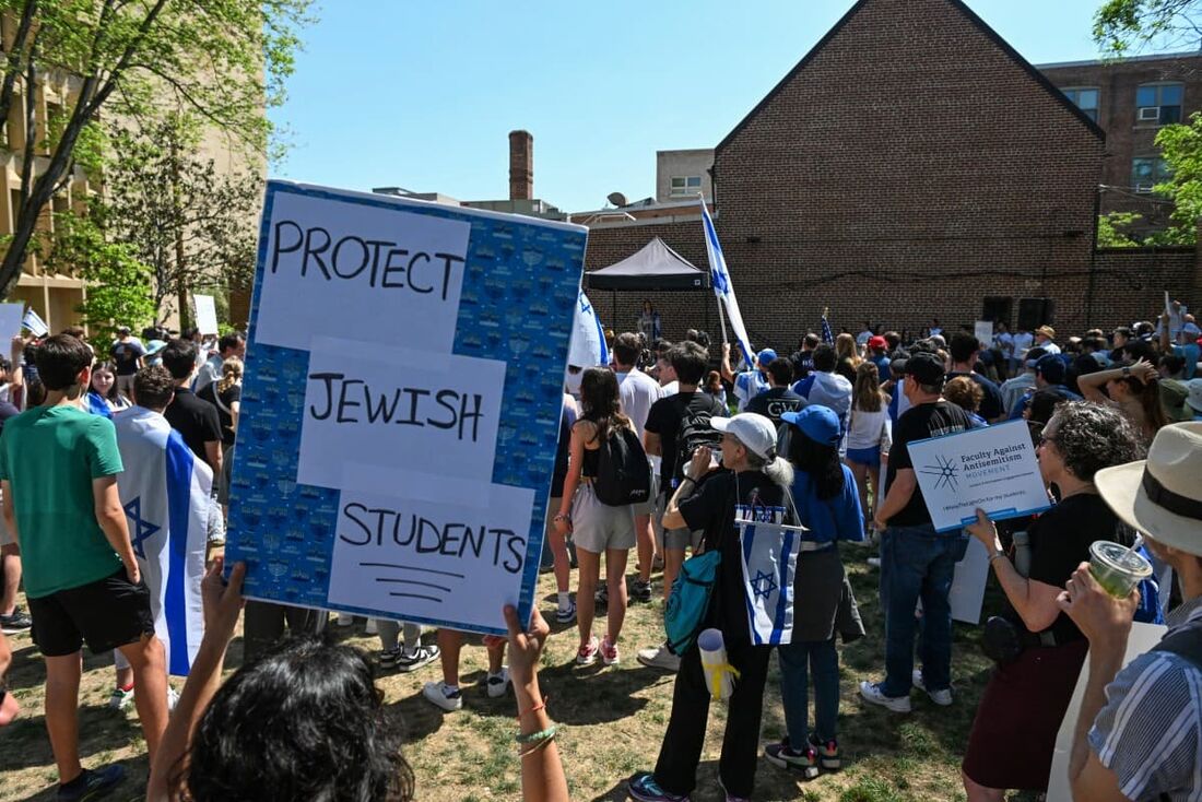 Estudantes em comício contra o antissemitismo no campus da universidade George Washington.