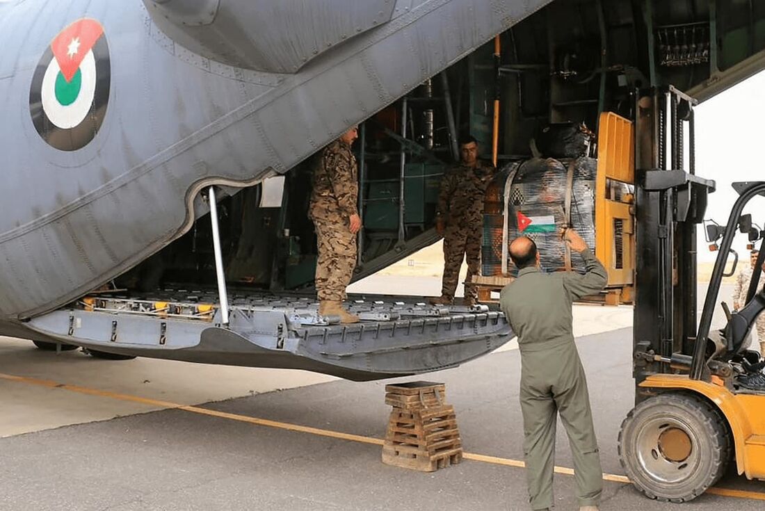 Ajuda humanitária sendo carregada em uma aeronave militar no aeroporto militar de Marka, na Jordânia, para ser lançada por paraquedas sobre a Faixa de Gaza, em meio a batalhas em curso entre Israel e o grupo militante palestino Hamas.