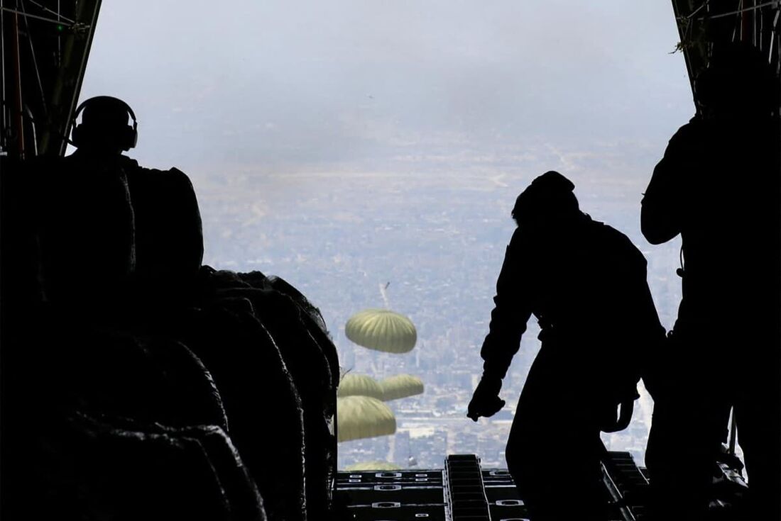  Ajuda humanitária sendo lançada de aeronaves militares sobre a Faixa de Gaza em meio a batalhas em curso entre Israel e o grupo militante palestino Hamas.