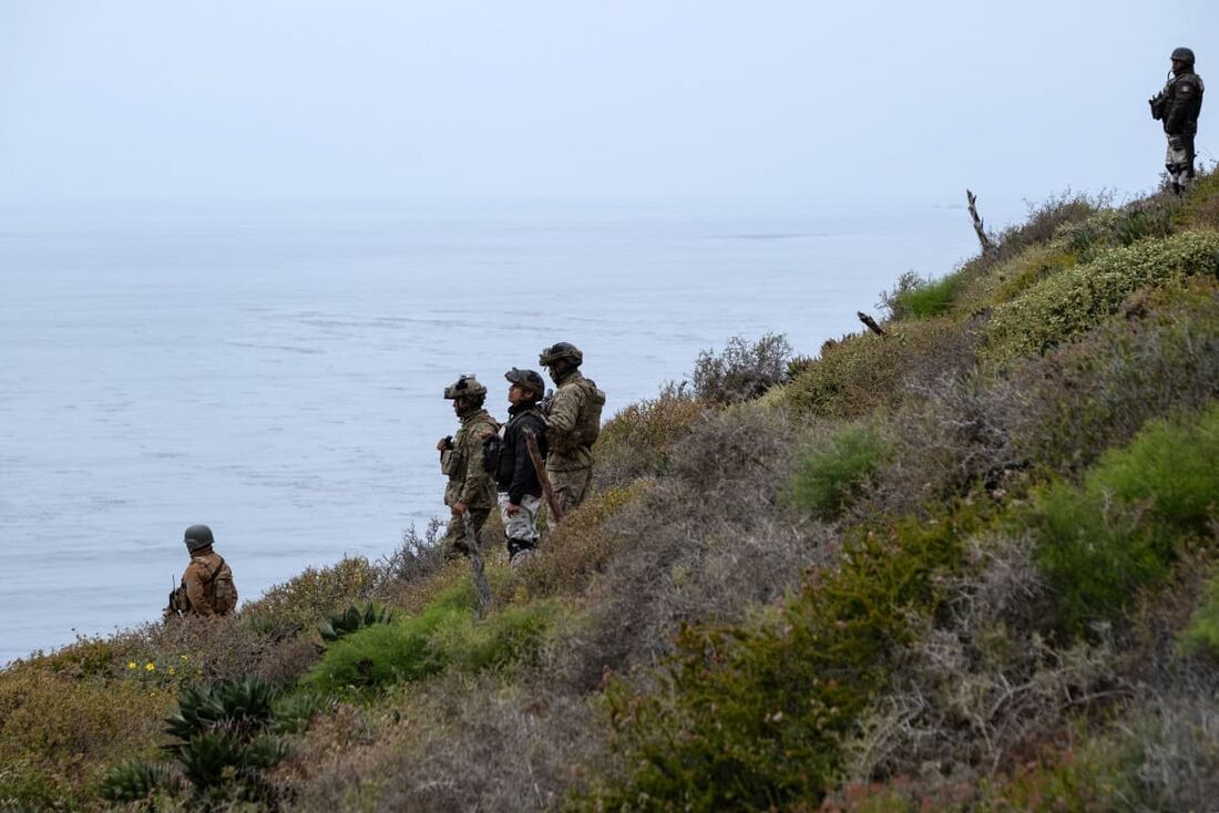 Equipes de resgate atuam em praia da Baixa Califórnia, no México, onde foram encontrados os corpos