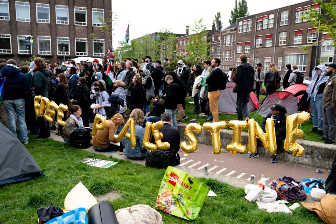 Estudantes pró-palestinos estão próximos a balões enquanto ocupam o campus da Universidade de Amsterdã.