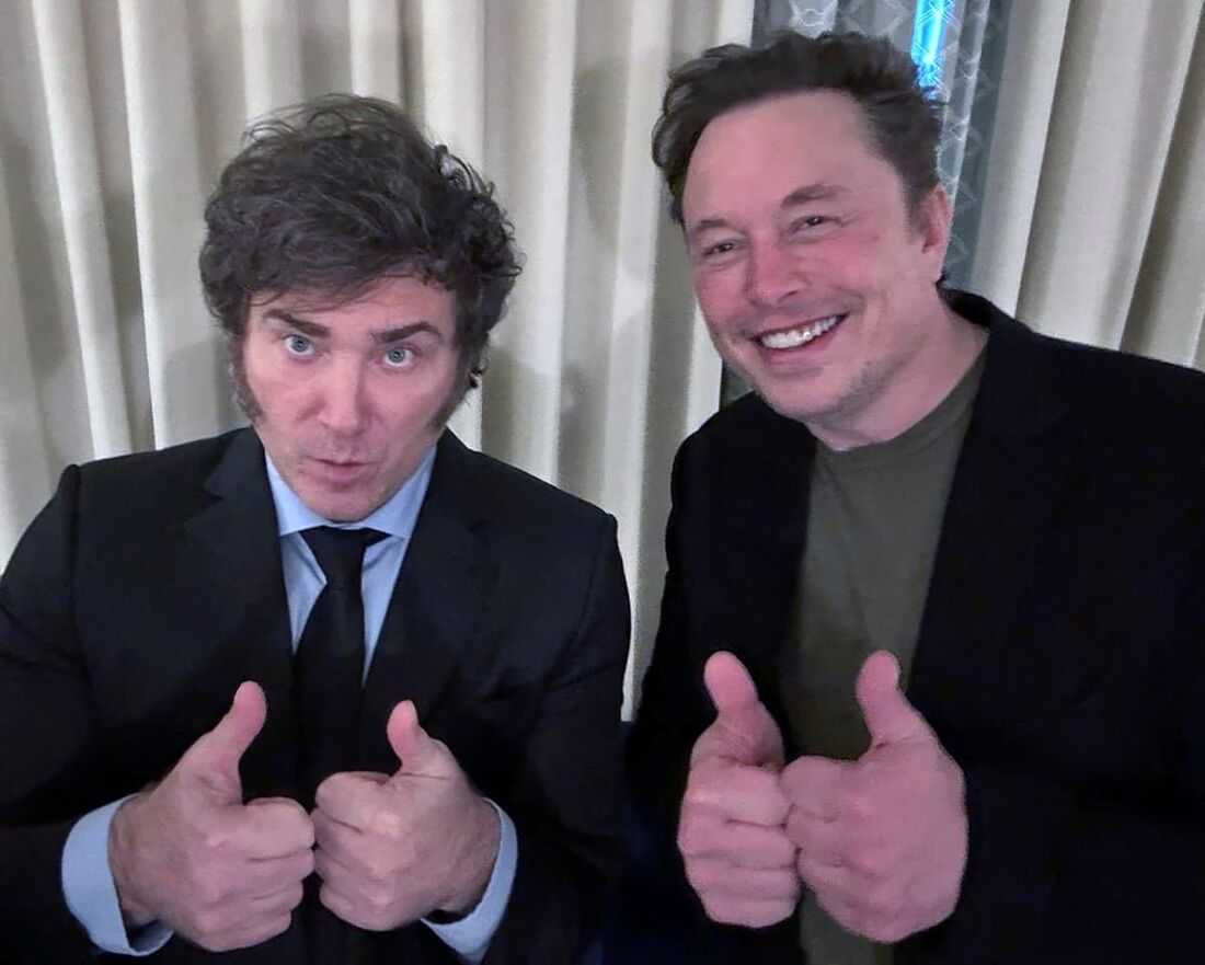 Javier Milei junto a Elon Musk na Conferência Global do Milken Institute