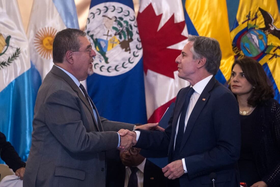 O presidente da Guatemala, Bernardo Arevalo (E), aperta a mão do secretário de Estado dos EUA, Antony Blinken, durante a reunião ministerial da Declaração de Los Angeles sobre Migração e Proteção, na Cidade da Guatemala