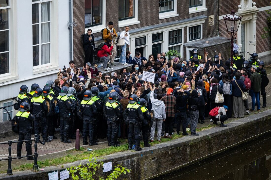 Policiais agrediram com cassetetes em Amsterdã estudantes que ergueram barricadas