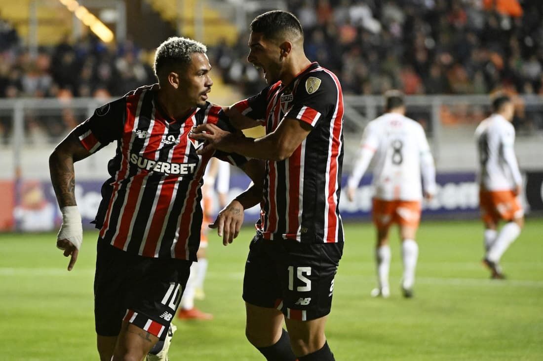 São Paulo vence de virada e avança na Libertadores