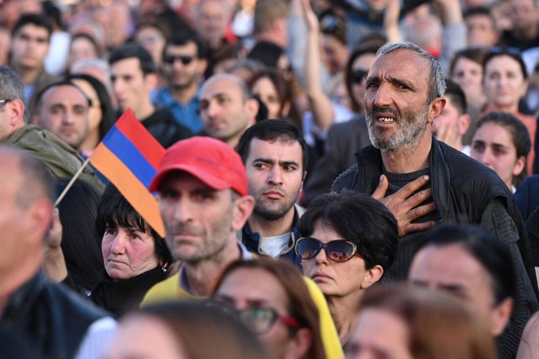 Os protestos ganharam novos participantes e o apoio de partidos de oposição