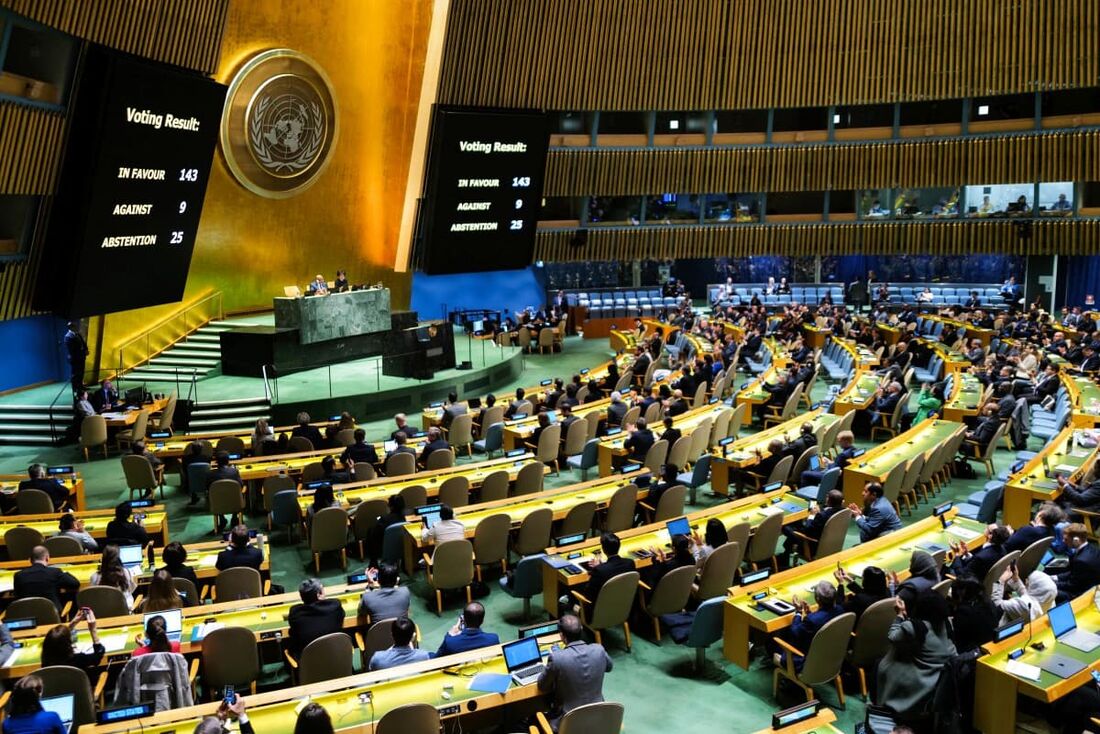 Os resultados de uma votação sobre uma resolução para o Conselho de Segurança da ONU reconsiderar e apoiar a plena adesão da Palestina às Nações Unidas são exibidos durante uma sessão especial da Assembleia Geral da ONU.