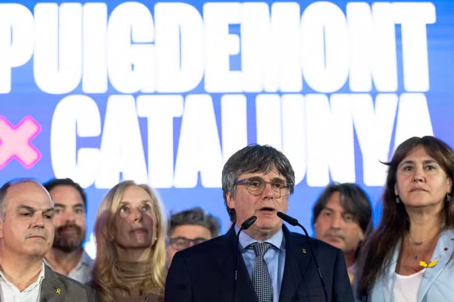 Carles Puigdemont anunciou que pretende liderar governo de minoria na Catalunha. 