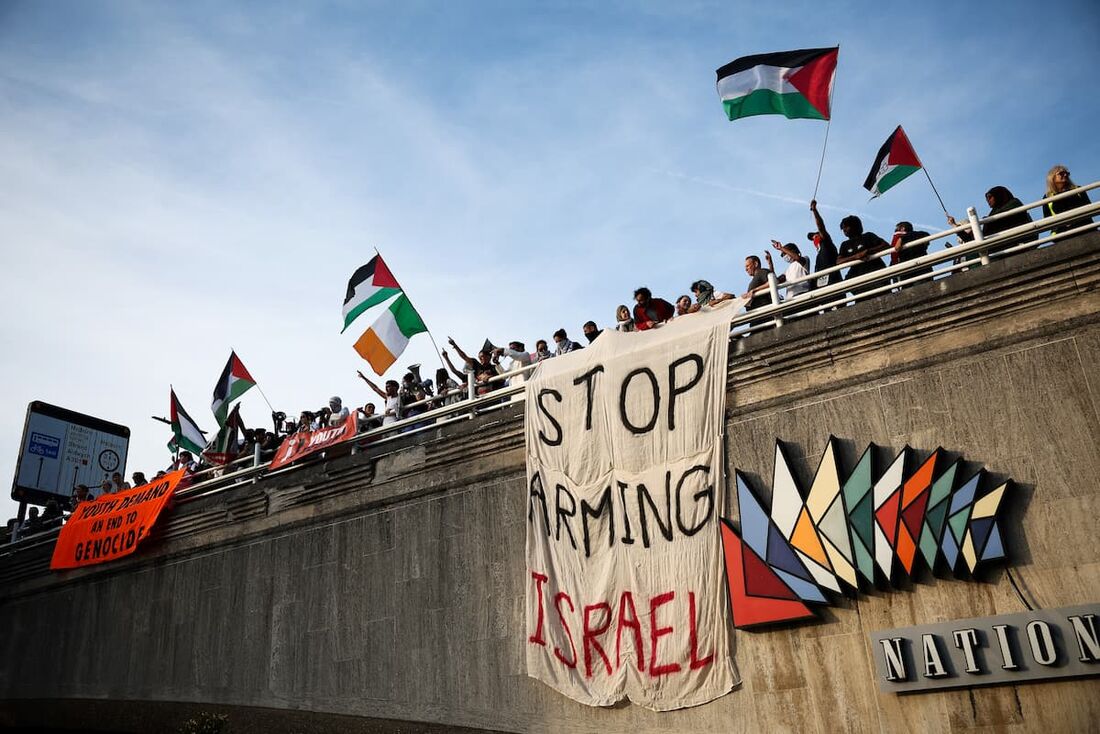 Manifestantes agitam bandeiras palestinas, entoam slogans e seguram faixas durante uma manifestação pró-palestina na ponte Waterloo, em Londres, em 11 de maio de 2024,