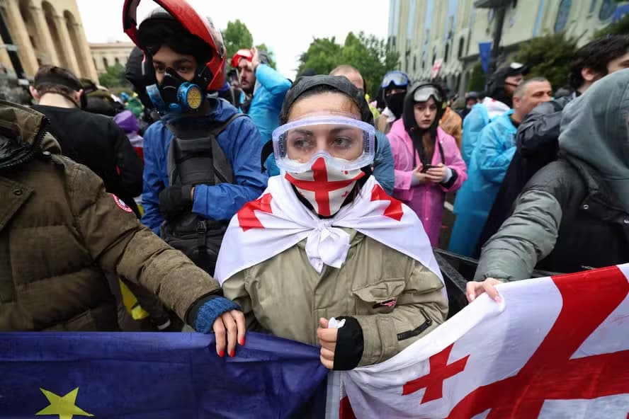 Manifestante em protesto contra a lei de influência estrangeira da Geórgia 