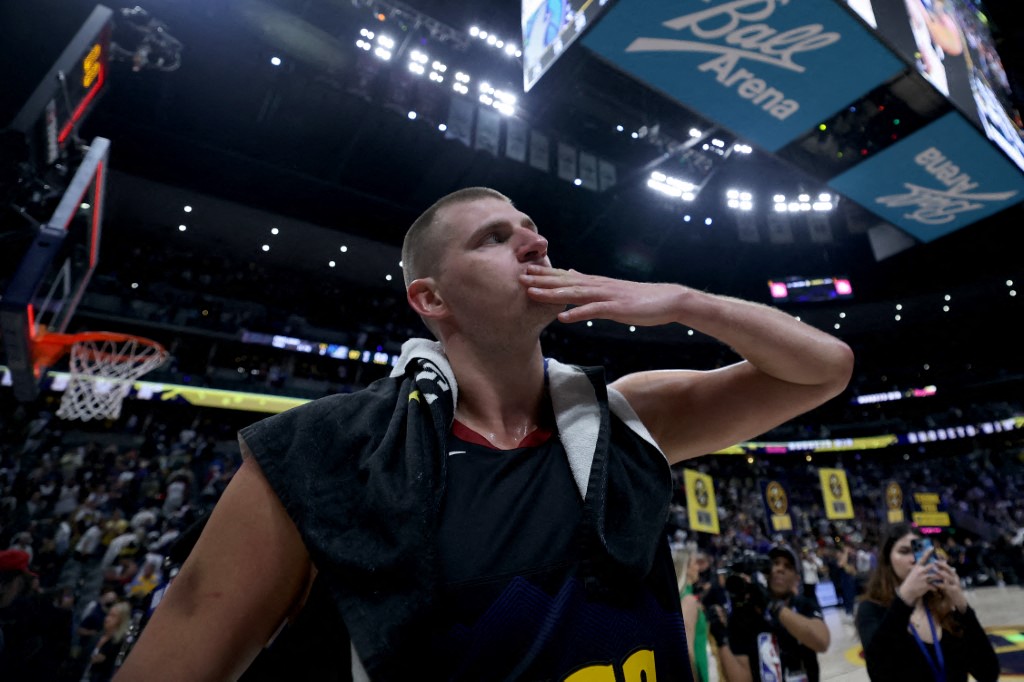 Nikola Jokic comandou o Nuggets a mais uma vitória