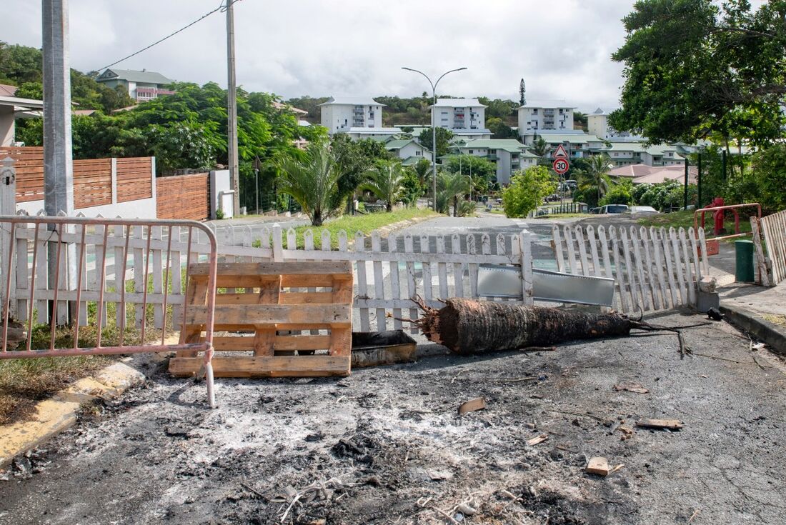 Uma barreira montada por residentes para bloquear o acesso e canalizar ativistas pró-independência na entrada de Tuband