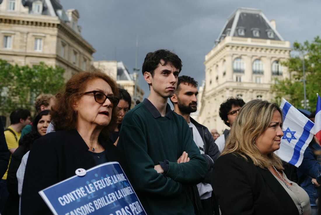 Pessoas se reúnem durante um protesto convocado pela União dos Estudantes Judeus da França