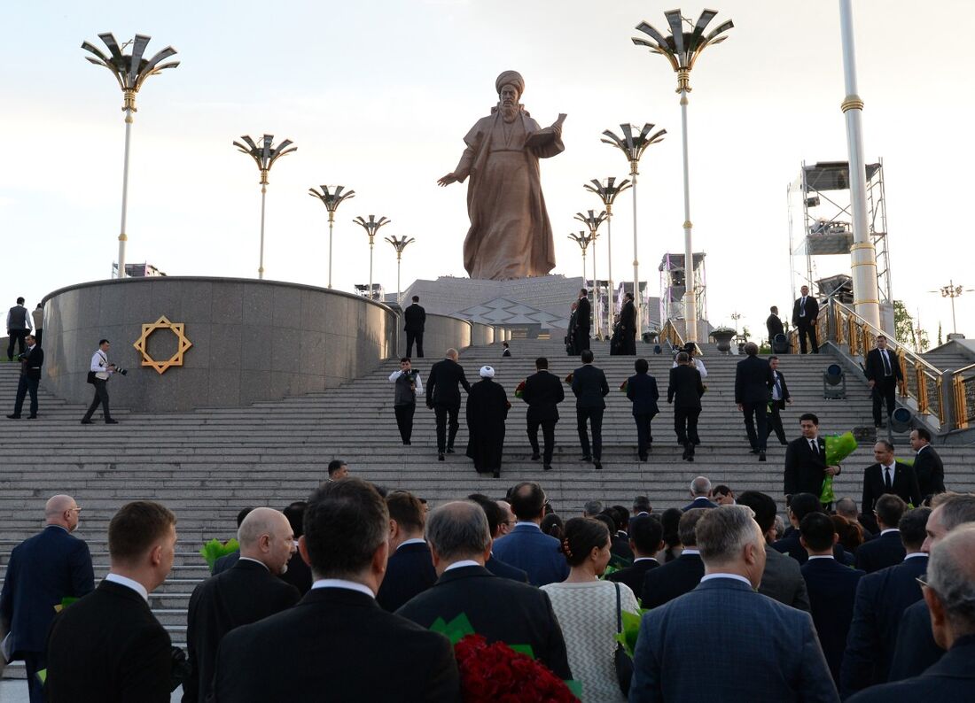 Monumento em memória ao poeta Magtymguly Pyragy