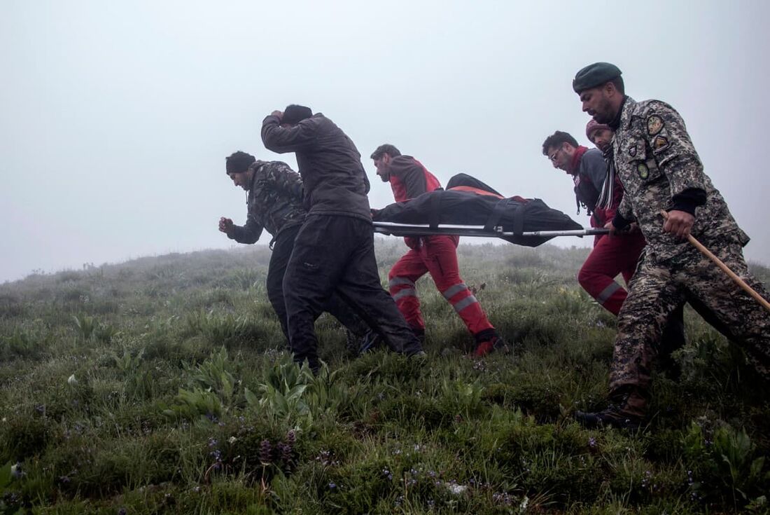 Equipes de resgate recuperam corpos no local da queda de um helicóptero que transportava o presidente do Irã