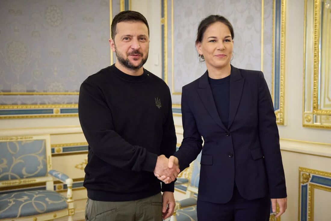 Presidente da Ucrânia, Volodymyr Zelensky, apertando a mão da ministra das Relações Exteriores da Alemanha, Annalena Baerbock