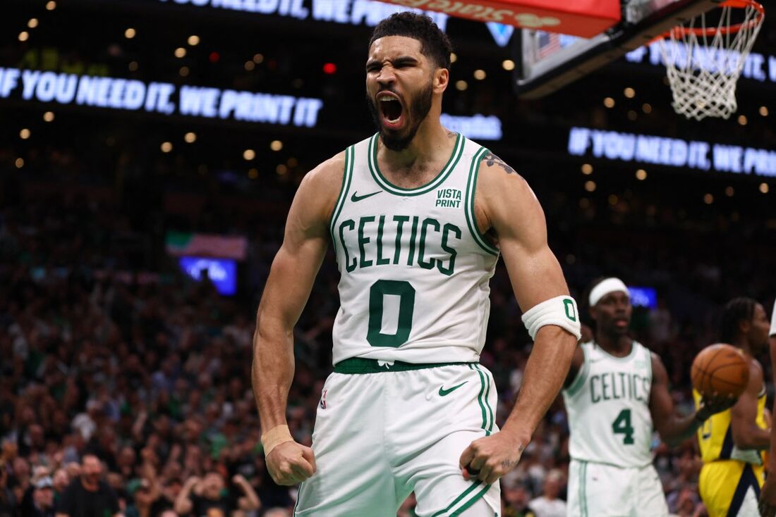 Jayson Tatum, destaque da partida, celebra vitória do Celtics