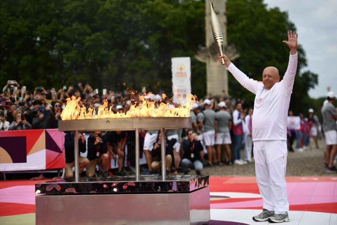 O chef francês Thierry Marx reage após acender o caldeirão como parte do revezamento da tocha olímpica e paraolímpica, antes dos Jogos Olímpicos e Paraolímpicos de Paris 2024