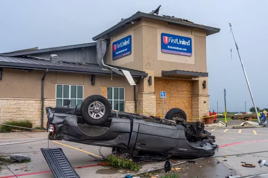 Tempestade nos EUA gera rastro de destruição 