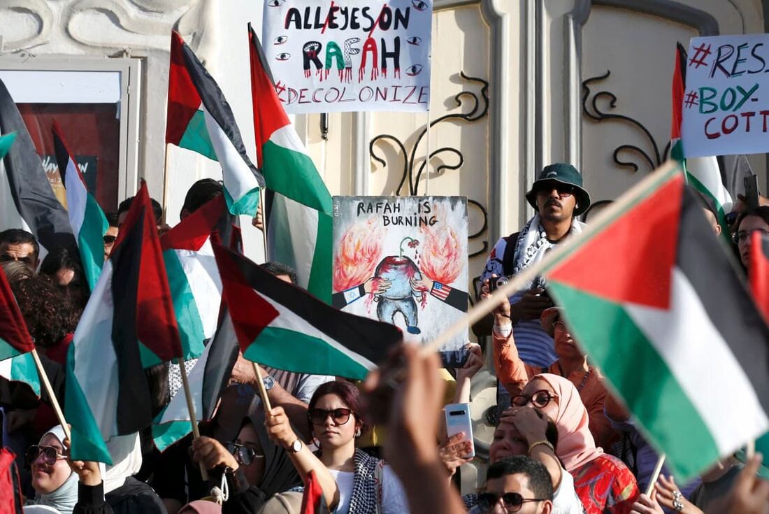 Tunisinos gritam slogans contra Israel durante uma manifestação de solidariedade com a Faixa de Gaza.