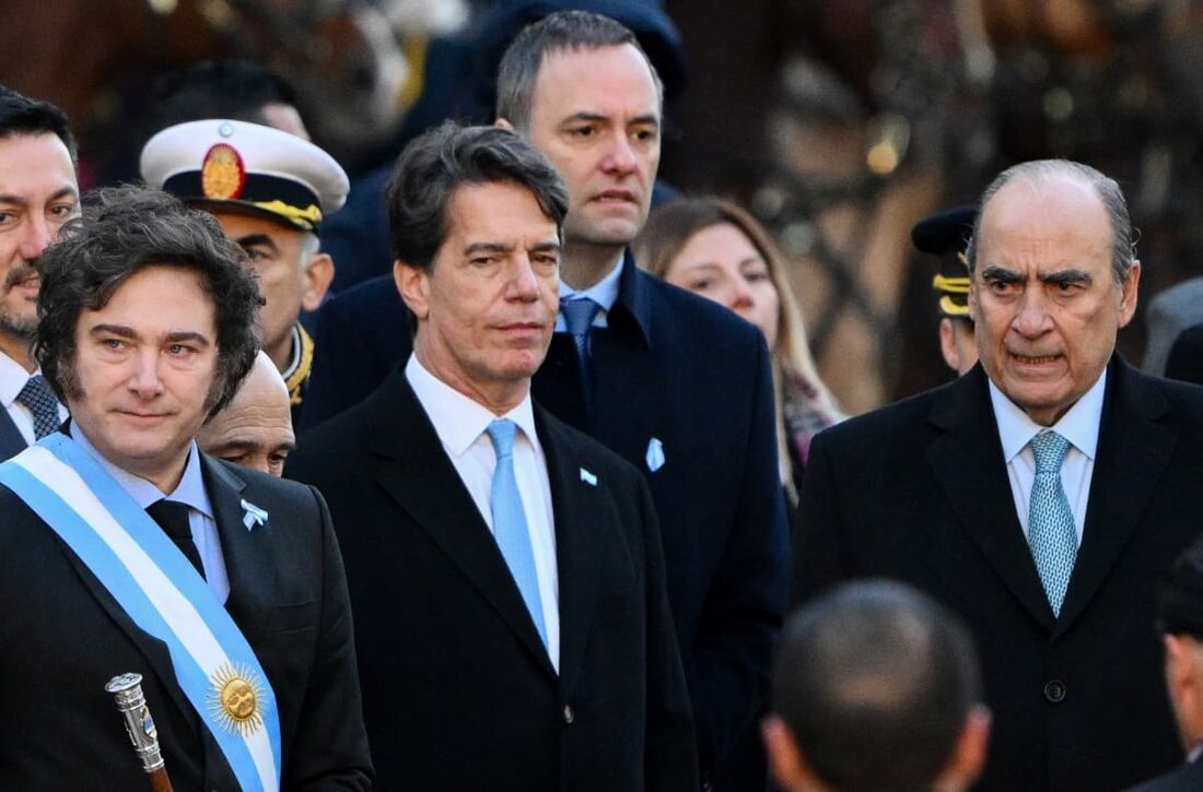 O presidente argentino Javier Milei, acompanhado pelo ex-chefe de Gabinete da Argentina, Nicolas Posse e pelo ex-ministro do Interior da Argentina, Guillermo Francos