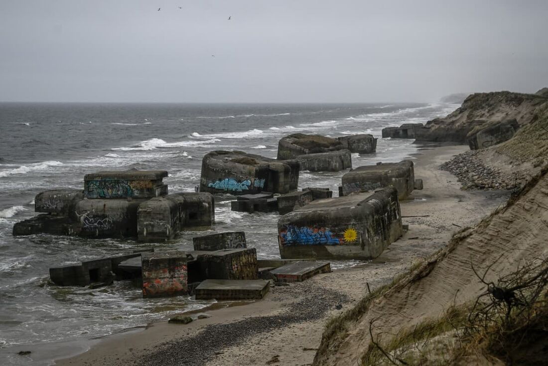 Esta fotografia mostra bunkers (Blockhaus) da Muralha do Atlântico, desabados nas dunas de areia em Lokken, no oeste da Dinamarca