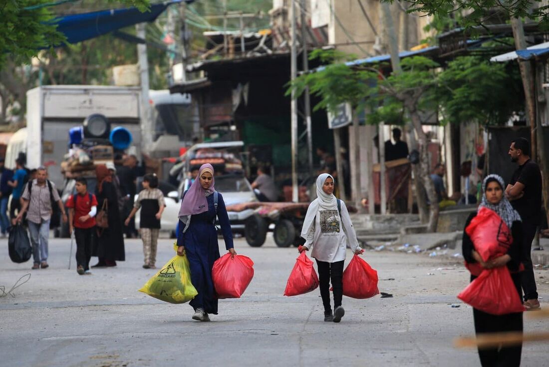 Os palestinos fogem da área de Tal al-Sultan em Rafah com seus pertences após novos ataques israelenses na cidade no sul da Faixa de Gaza