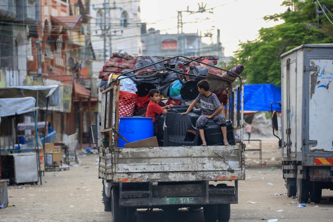 Os palestinos fogem da área de Tal al-Sultan em Rafah com seus pertences após novos ataques israelenses na cidade no sul da Faixa de Gaza 