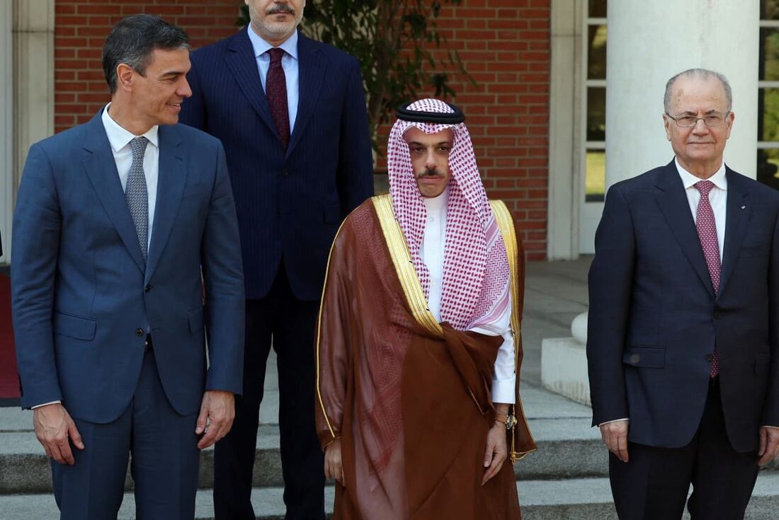  O primeiro-ministro da Espanha, Pedro Sanchez (esq), olha para o ministro das Relações Exteriores da Arábia Saudita, Faisal bin Farhan Al-Saud (meio), e o primeiro-ministro palestino, Mohammad Mustafa