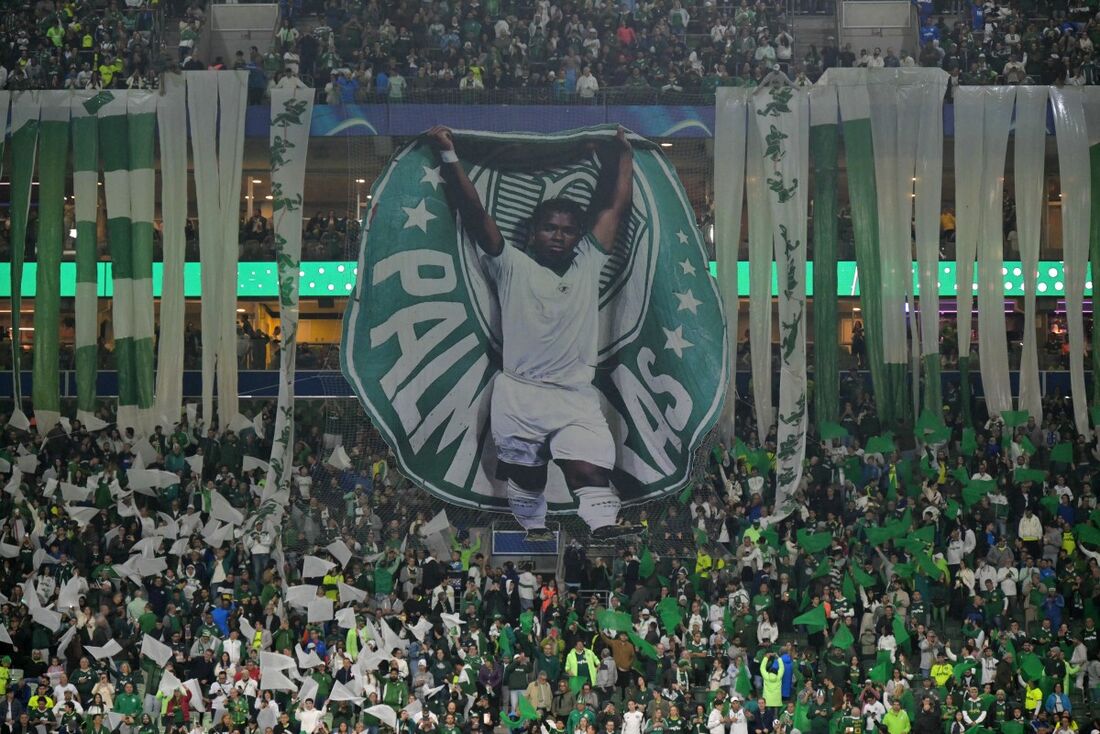 Endrick recebeu homenagem da torcida em sua despedida pelo Palmeiras