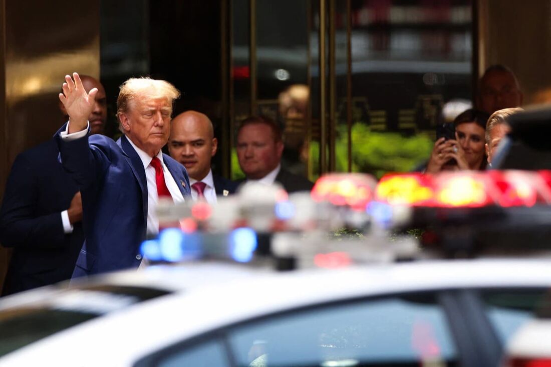 O ex-presidente dos EUA e candidato presidencial republicano Donald Trump deixa a Trump Tower na cidade de Nova York 