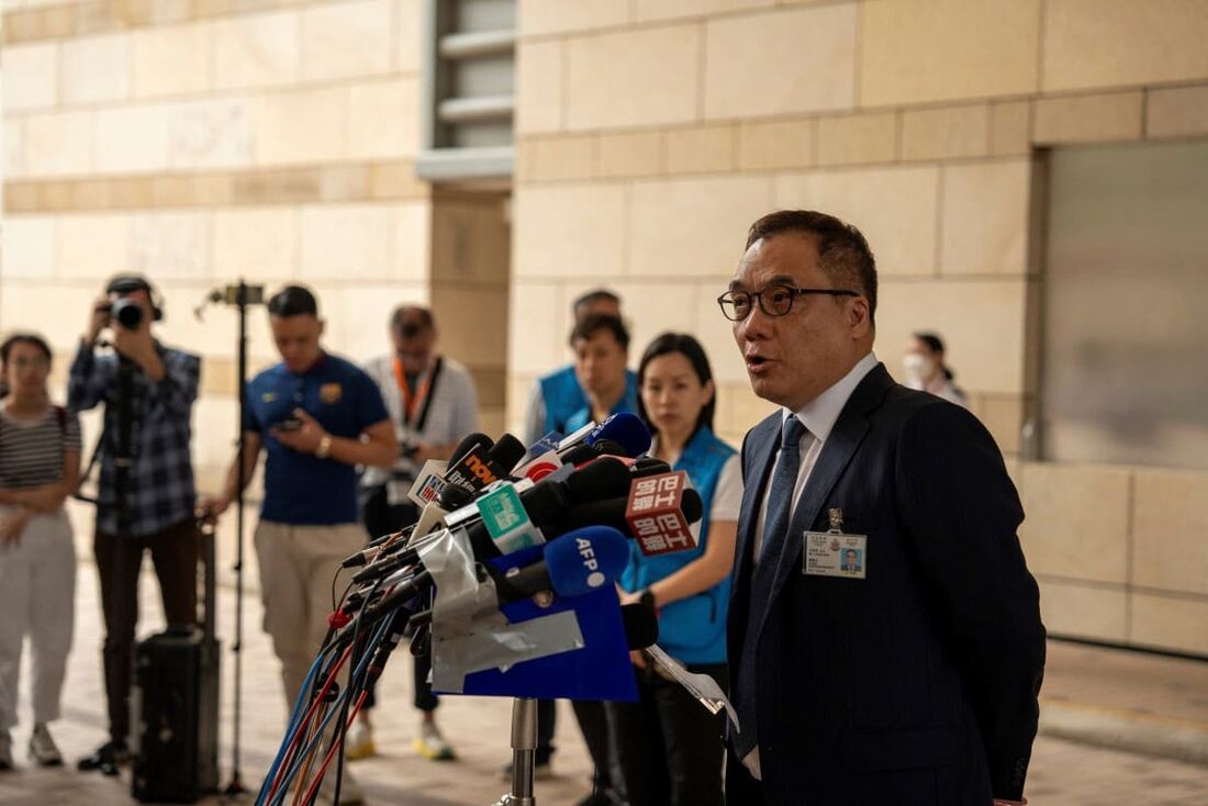 O superintendente-chefe da polícia de Hong Kong, Steve Li Kwai-wah, fala à mídia no Tribunal de Magistrados de West Kowloon, em Hong Kong