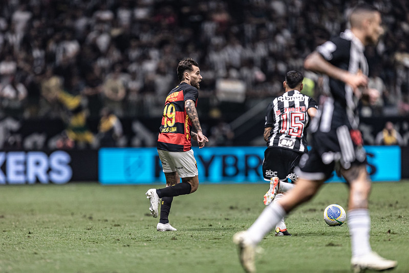 Lucas Lima em ação contra o Atlético-MG, em Belo Horizonte