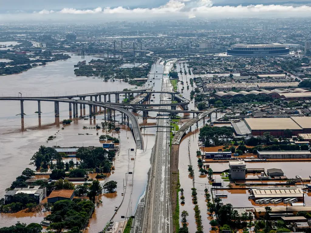 Vista aérea mostra a cidade de Canoas, no Rio Grande do Sul, inundadada