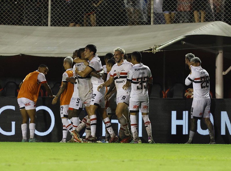 Jogadores do São Paulo celebram gol contra o Vitória