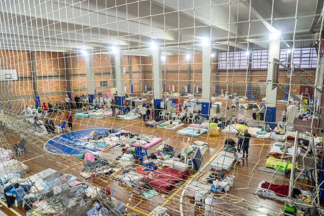 Abrigo localizado em colégio de Porto Alegre: espaço é um dos usados para receber desalojados da chuva