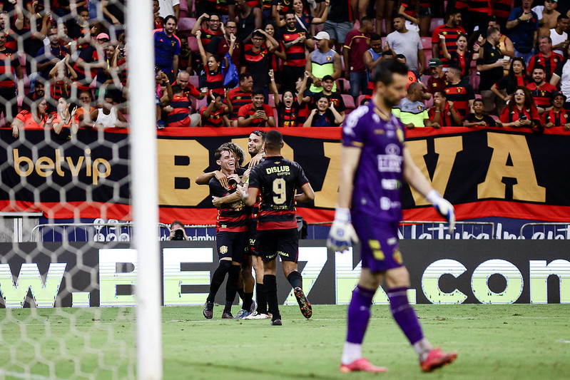 Jogadores celebram gol de Barletta contra o Brusque