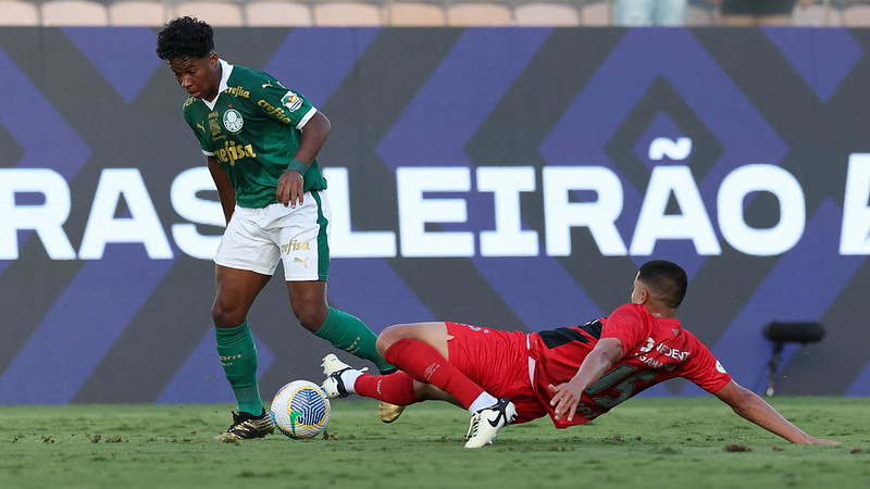 Endrick no jogo contra o Athlético