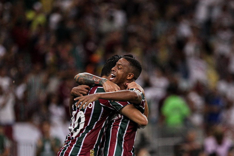 Keno abraça Ganso, autor do gol da vitória tricolor