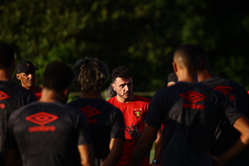 Mariano Soso conversa com elenco durante treino no CT