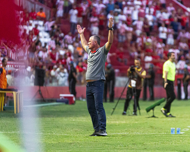 Mazola Júnior, técnico do Náutico, na goleada diante do Remo 