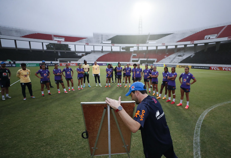 Primeiro treino da Seleção Brasileira feminina no estádio do Arruda 