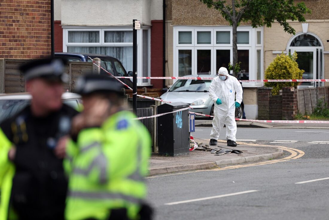 Policiais forenses examinam a cena do crime em Hainault