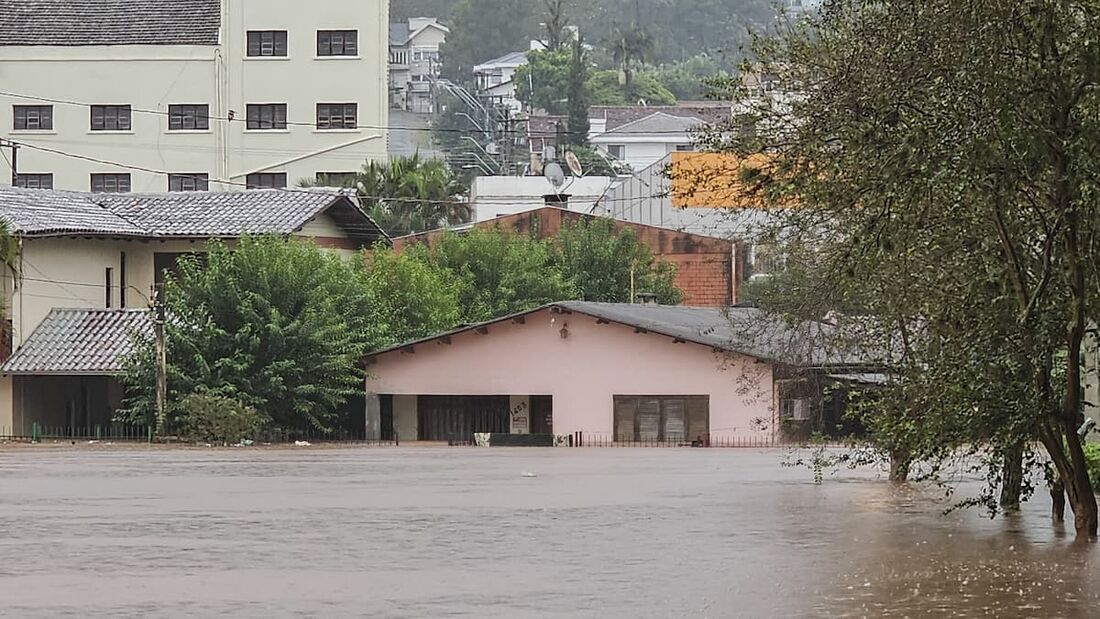 Rua inundada após fortes chuvas no Rio Grande do Sul