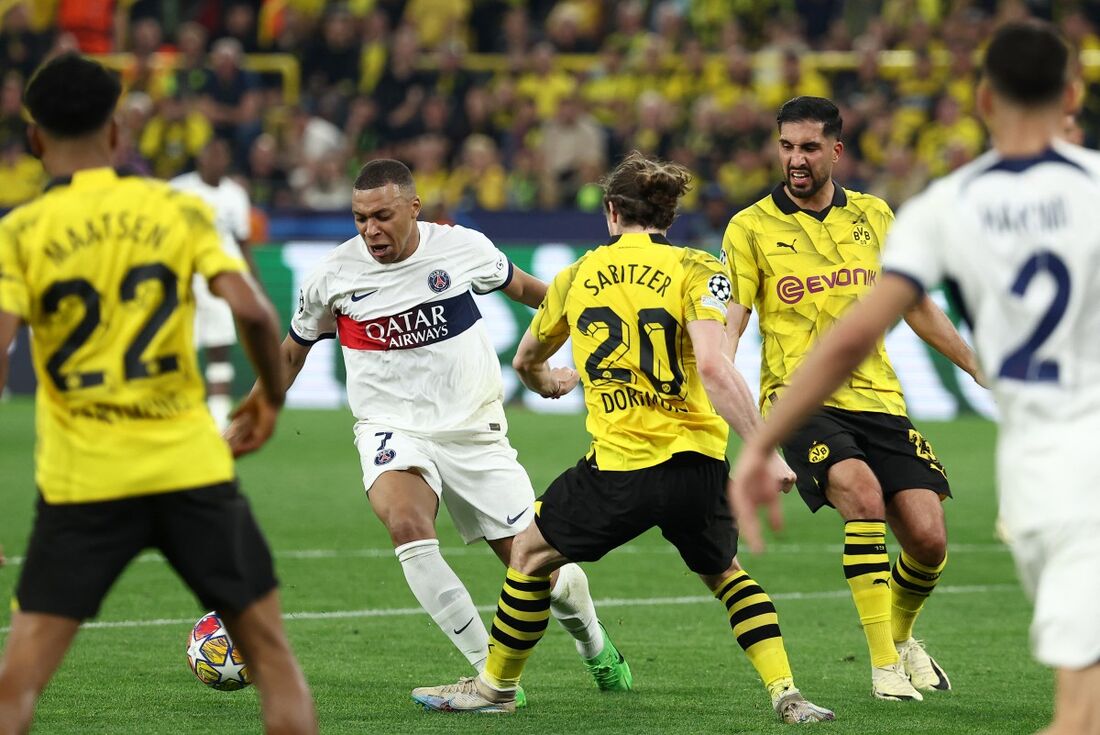 Lance de jogo na partida entre Borussia Dortmund e PSG, pela semifinal da Liga dos Campeões 